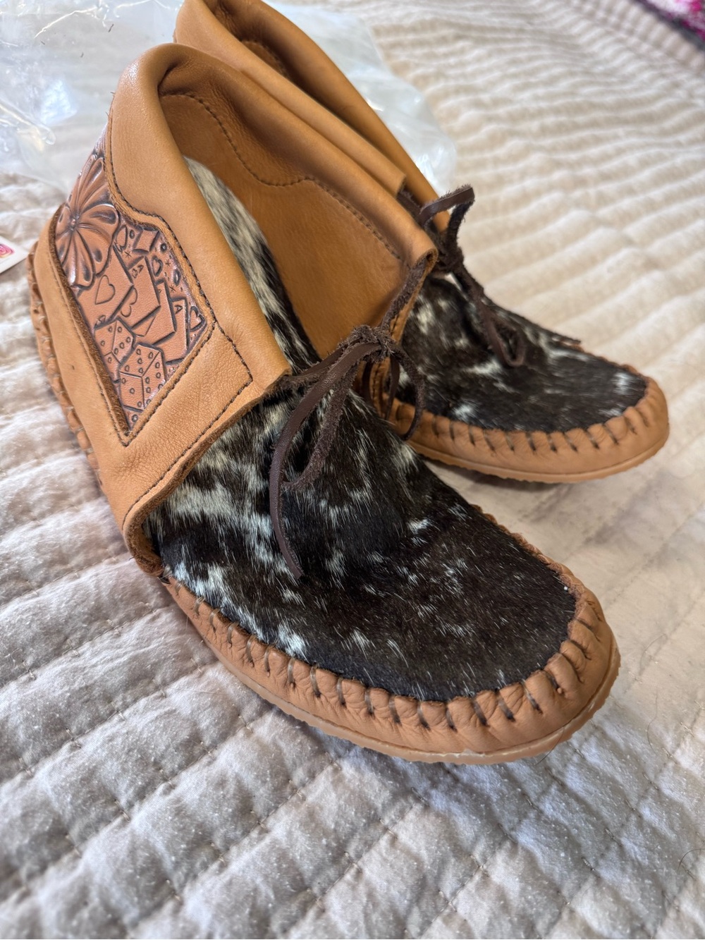 Broncy donkey Leather and Cowhide Moccasin - Tan and Black with Vegas design